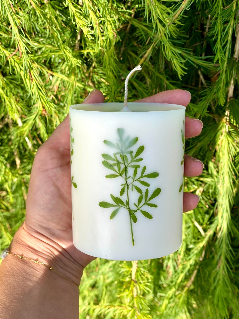 Sojawachs Kerze mit Litauischer Rautenblume, 9 cm x 7,5 cm, Duftend, Handgegossen