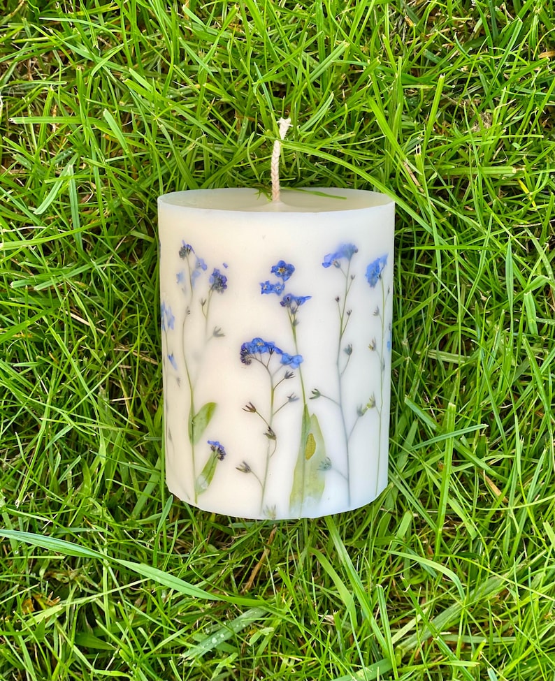 Gepresste Vergissmeinnicht Blumenkerze, Sojawachs-Stumpenkerze, 9 cm Höhe x 7,5 cm Breite