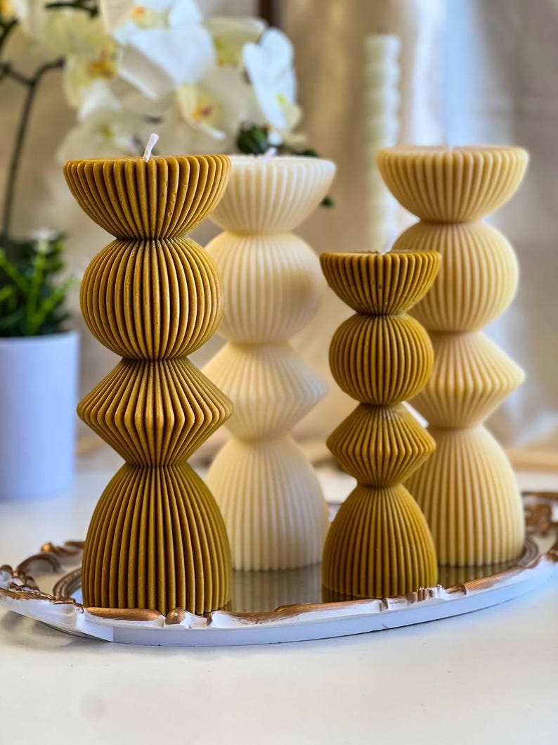 Übergroße gerippte Stumpenkerzen in zwei Größen - 17x7,5x6,3cm und 23x3x7cm