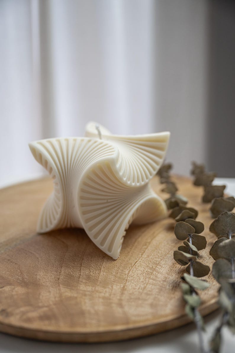 Geometrische Design Kerze aus Rapswachs, 9x9 cm, 445g, 15-18h Brenndauer, Skulptur Kerze