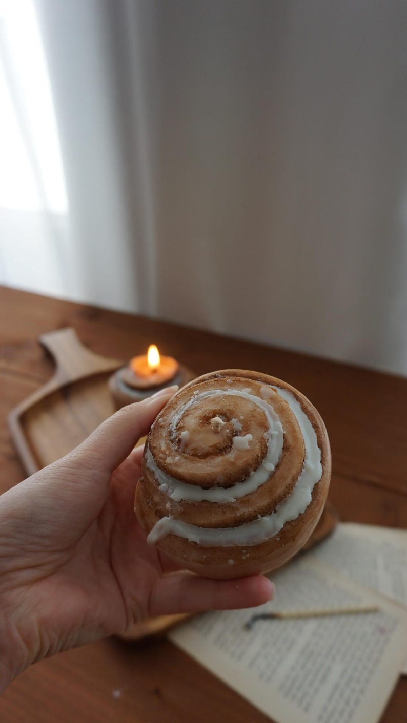 Zimtschnecken Kerze aus veganem Rapswachs - Dessertkerze als Tischdeko für Herbst und Winter