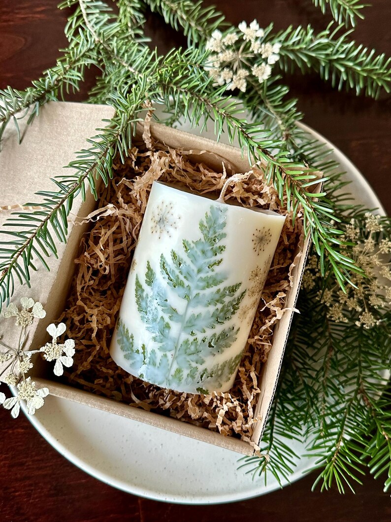 Botanische Hochzeitskerze mit gepressten Blumen, Boho Tischdekoration, Waldkerze, Sojawachs, 9x7,5 cm