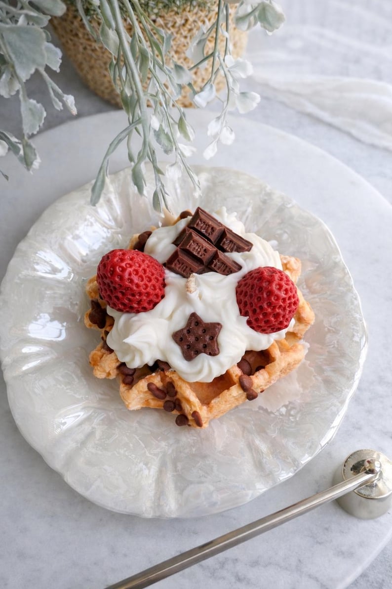 Waffelkerze mit Erdbeeren & Schokolade aus Rapswachs – Handgegossen, Vanille, Himbeer, Haselnuss-Schokolade