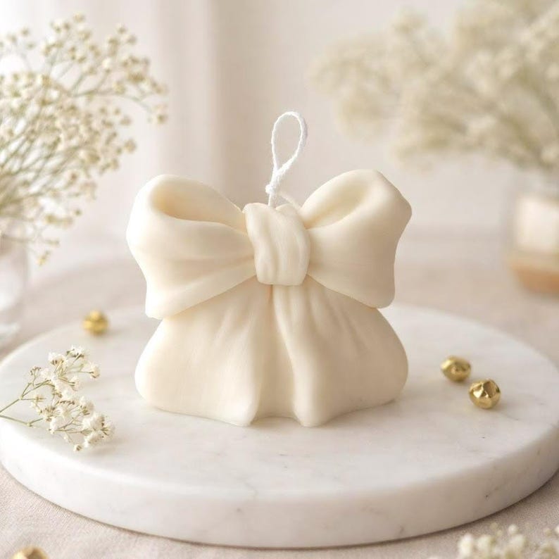 Handgegossene Schleifenkerze aus Rapswachs – Duftfreie Ribbon Candle – Ästhetische Deko-Kerze
