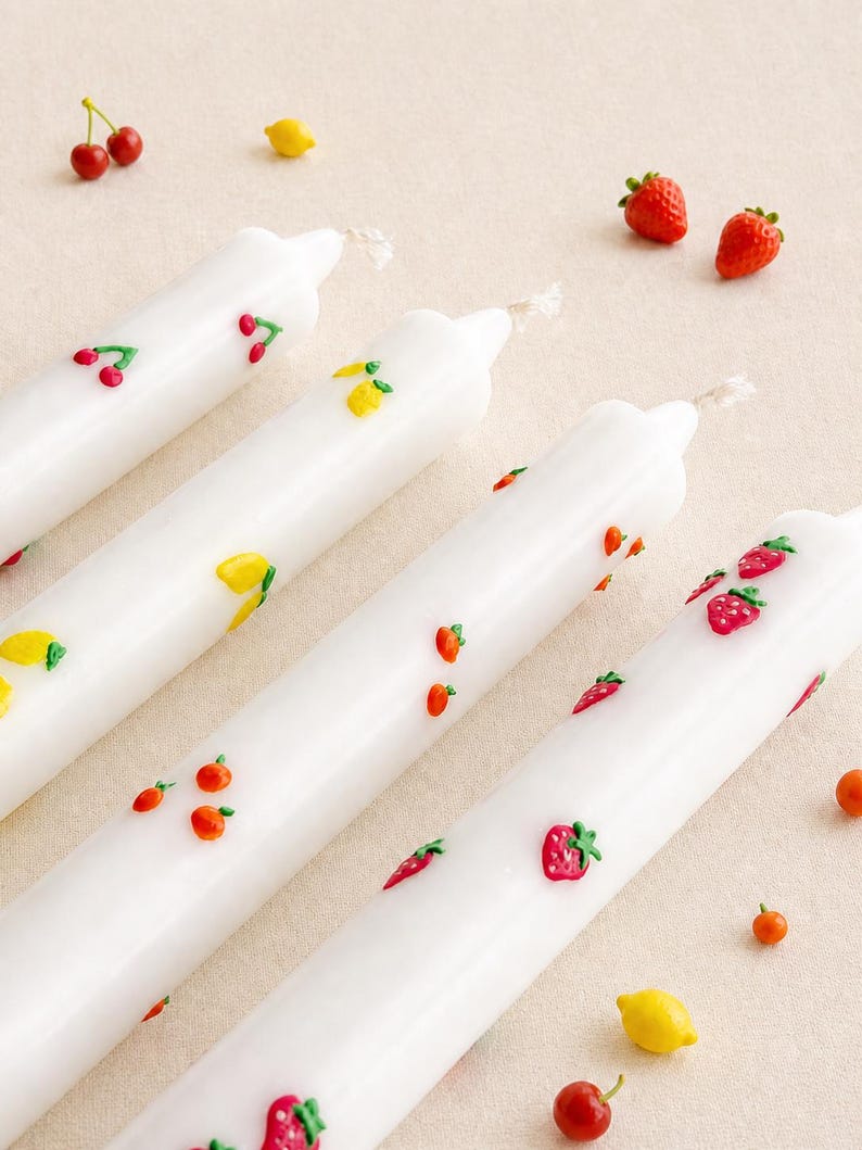 4er-Set Stabkerzen mit Fruchtmotiven – Handbemalt, Stearin, Weiß mit bunten Akzenten