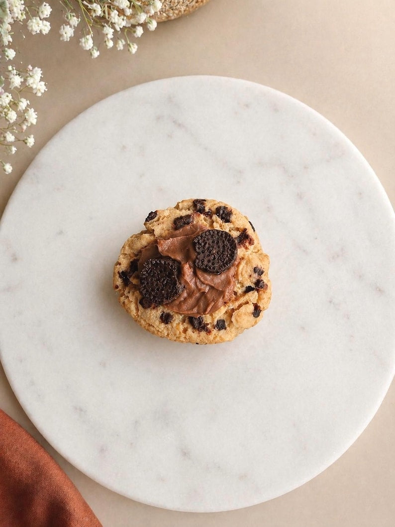 Red Velvet Cookie Kerze, Chocolate Chips Cookie Kerze, Realistische Dessert Deko aus Rapswachs, 8x4 cm