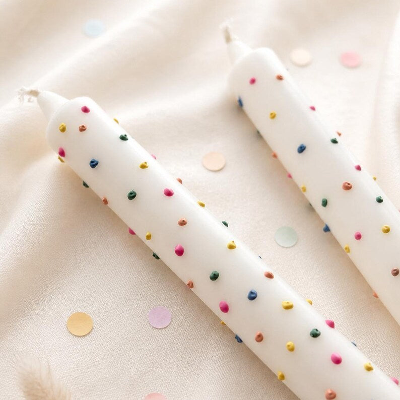 Set mit 2 handbemalten Stabkerzen Pastell Konfetti, weiße Kerzen mit pastellfarbenen Punkten, Stearin