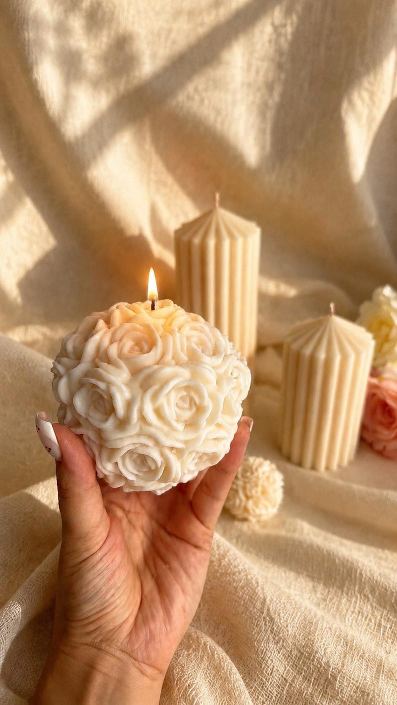 Handgemachte Rosenkugel Kerze 6x6 cm – Florale Blumenkerze, Rosa oder Weiß