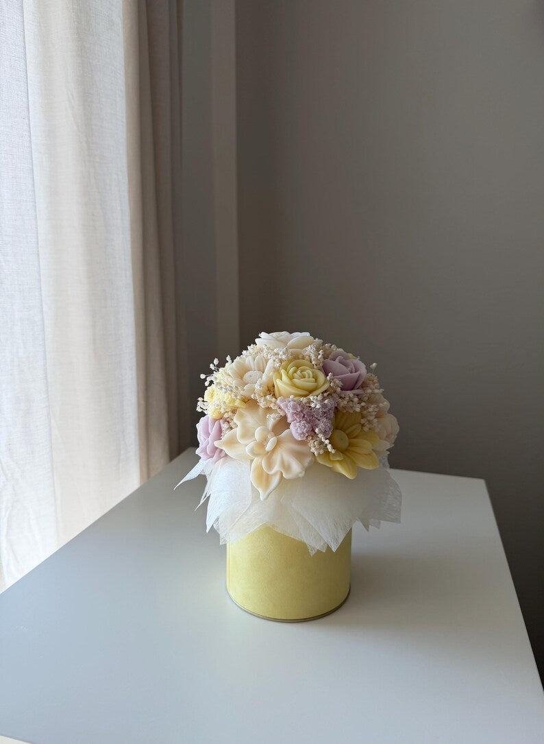 Handgefertigter Wachsblumenstrauß aus Rapswachs mit Trockenblumen in eleganter Samtbox, Pastellfarben