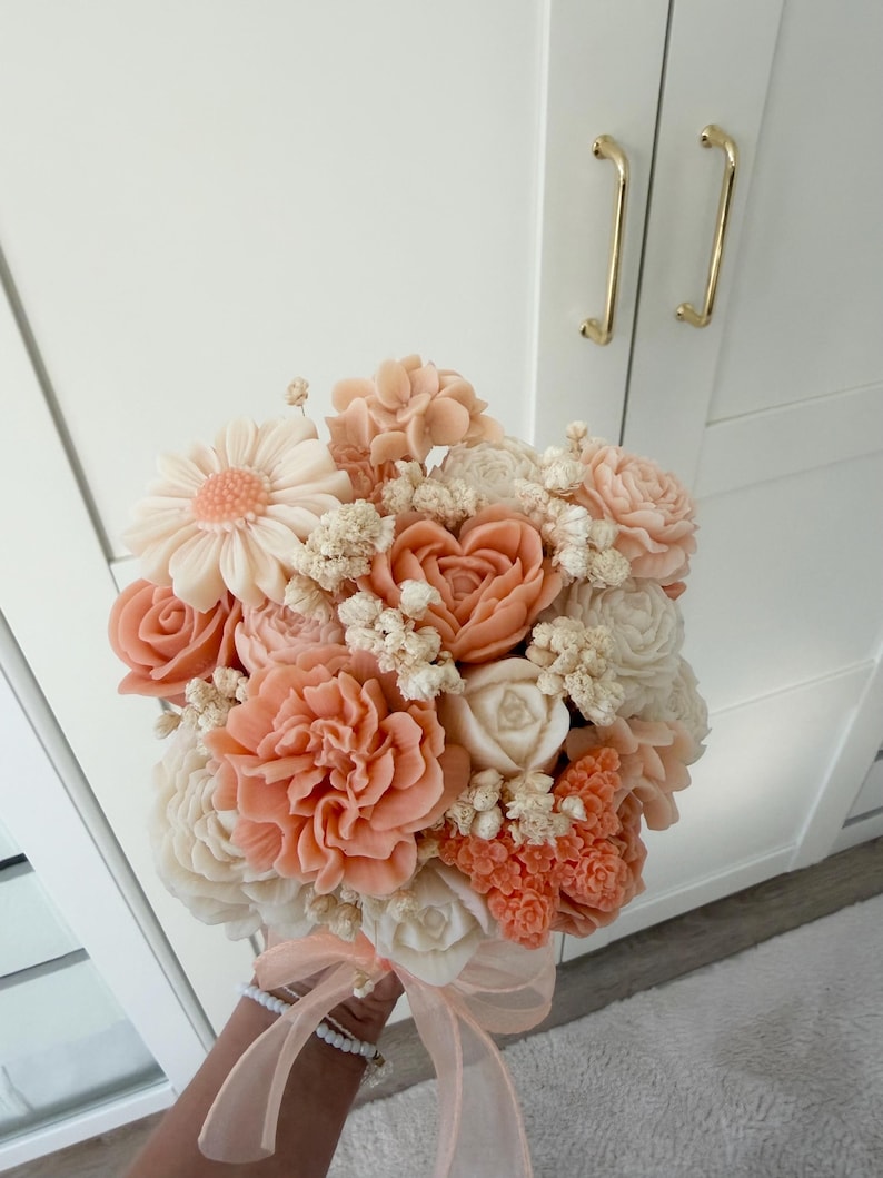Pastellorange Kerzenblumenstrauß mit 15-22 Wachsblumen in Geschenkbox 12 cm
