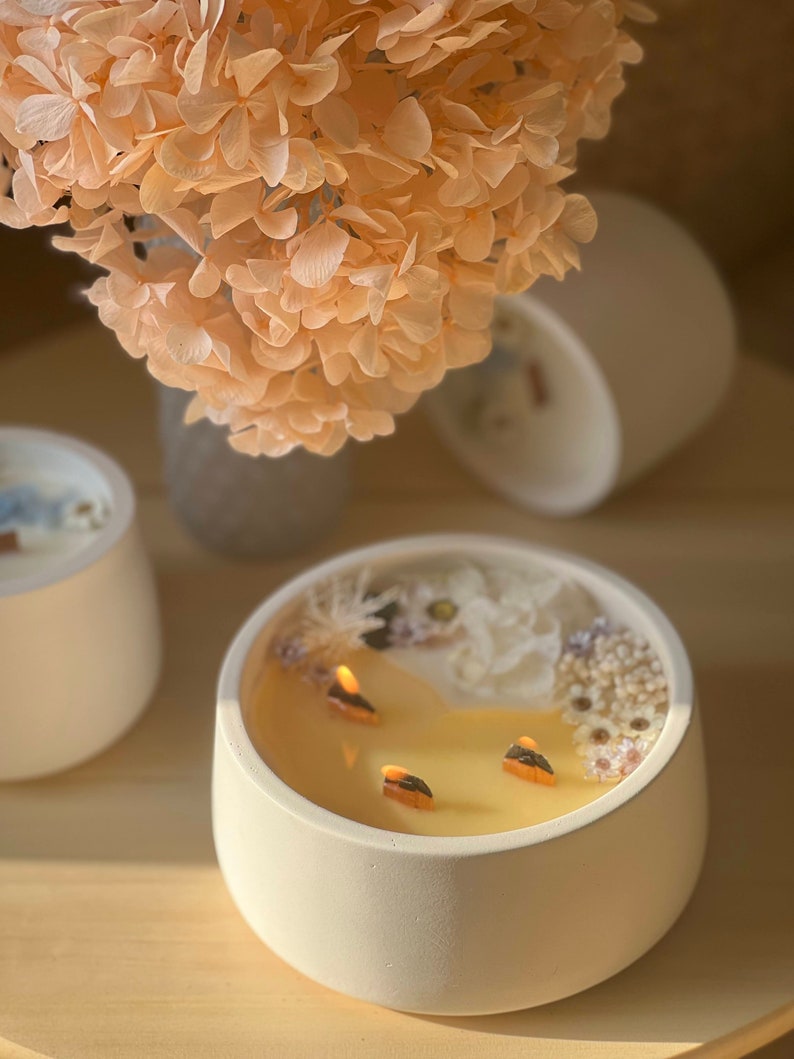 Sojawachs-Duftkerze mit Trockenblumen, Keramikglas, Holzdocht
