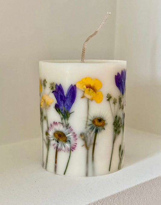 Sojawachs-Kerze mit gepresster Blume, Blumendekor, 9 cm Höhe