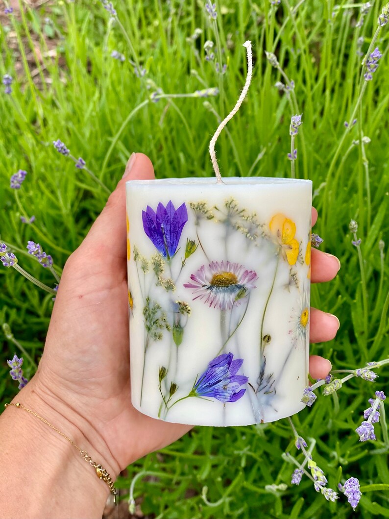 Sojawachs-Kerze mit gepresster Blume, Blumendekor, 9 cm Höhe