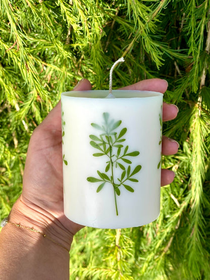 Sojawachs Kerze mit Litauischer Rautenblume, 9 cm x 7,5 cm, Duftend, Handgegossen