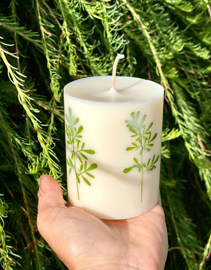 Sojawachs Kerze mit Litauischer Rautenblume, 9 cm x 7,5 cm, Duftend, Handgegossen