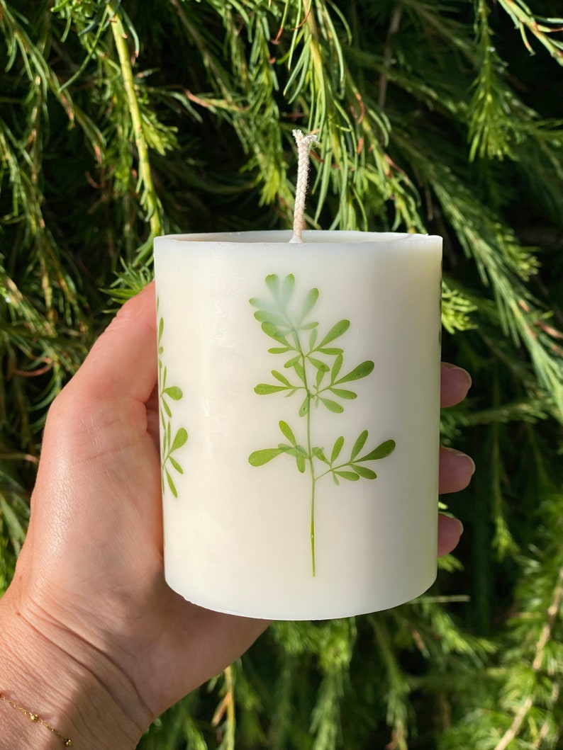 Sojawachs Kerze mit Litauischer Rautenblume, 9 cm x 7,5 cm, Duftend, Handgegossen