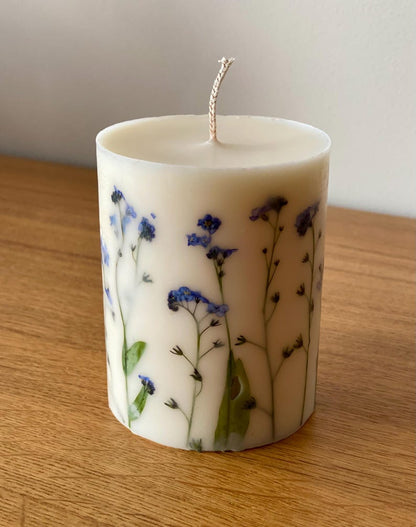 Gepresste Vergissmeinnicht Blumenkerze, Sojawachs-Stumpenkerze, 9 cm Höhe x 7,5 cm Breite