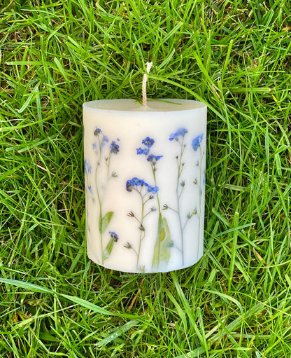 Gepresste Vergissmeinnicht Blumenkerze, Sojawachs-Stumpenkerze, 9 cm Höhe x 7,5 cm Breite
