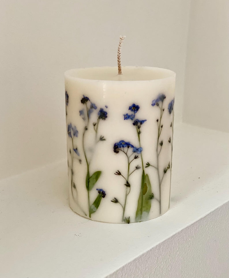 Gepresste Vergissmeinnicht Blumenkerze, Sojawachs-Stumpenkerze, 9 cm Höhe x 7,5 cm Breite