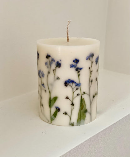 Gepresste Vergissmeinnicht Blumenkerze, Sojawachs-Stumpenkerze, 9 cm Höhe x 7,5 cm Breite