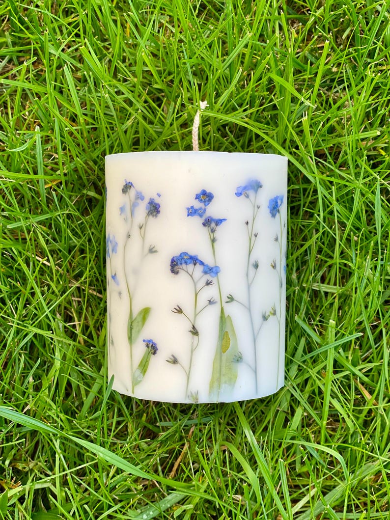 Gepresste Vergissmeinnicht Blumenkerze, Sojawachs-Stumpenkerze, 9 cm Höhe x 7,5 cm Breite