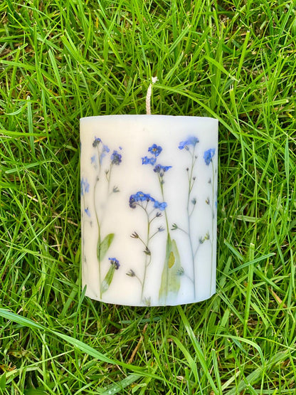 Gepresste Vergissmeinnicht Blumenkerze, Sojawachs-Stumpenkerze, 9 cm Höhe x 7,5 cm Breite