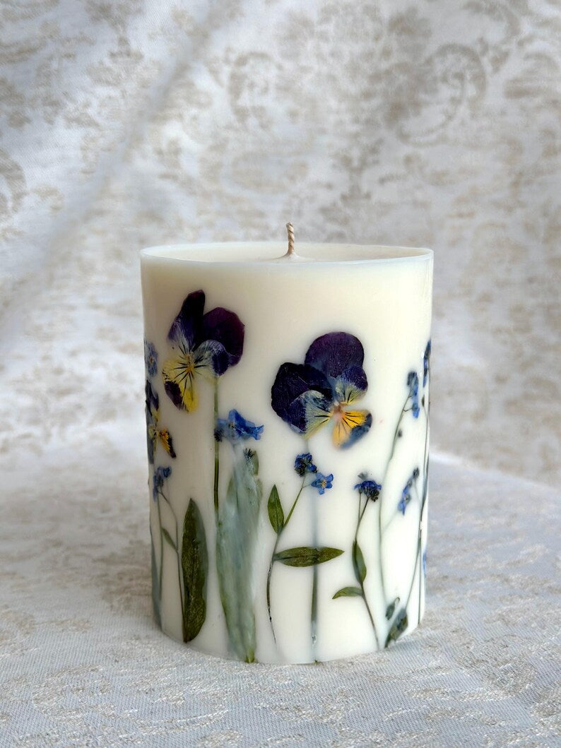 Gepresste Blume Stumpenkerze – Sojawachskerze mit echten Blumen, 9 x 7,5 cm