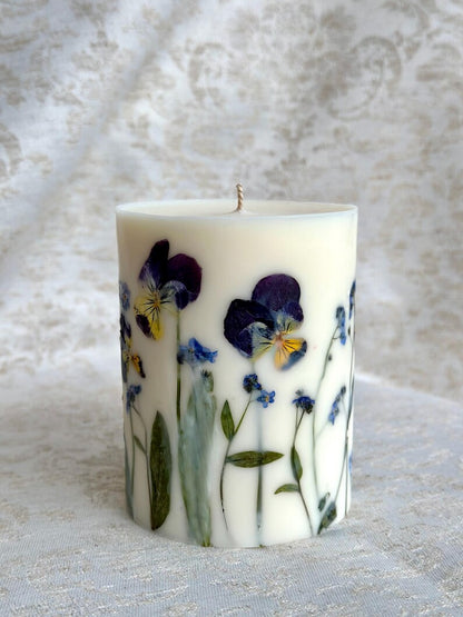 Gepresste Blume Stumpenkerze – Sojawachskerze mit echten Blumen, 9 x 7,5 cm