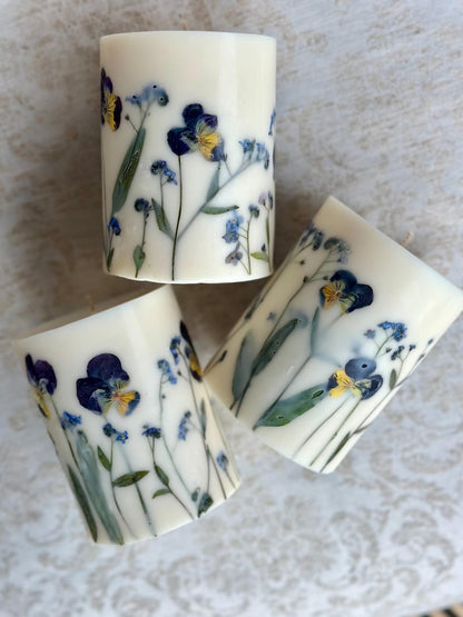 Gepresste Blume Stumpenkerze – Sojawachskerze mit echten Blumen, 9 x 7,5 cm