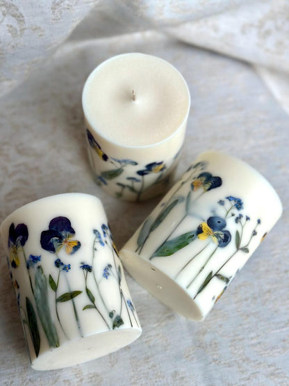Gepresste Blume Stumpenkerze – Sojawachskerze mit echten Blumen, 9 x 7,5 cm