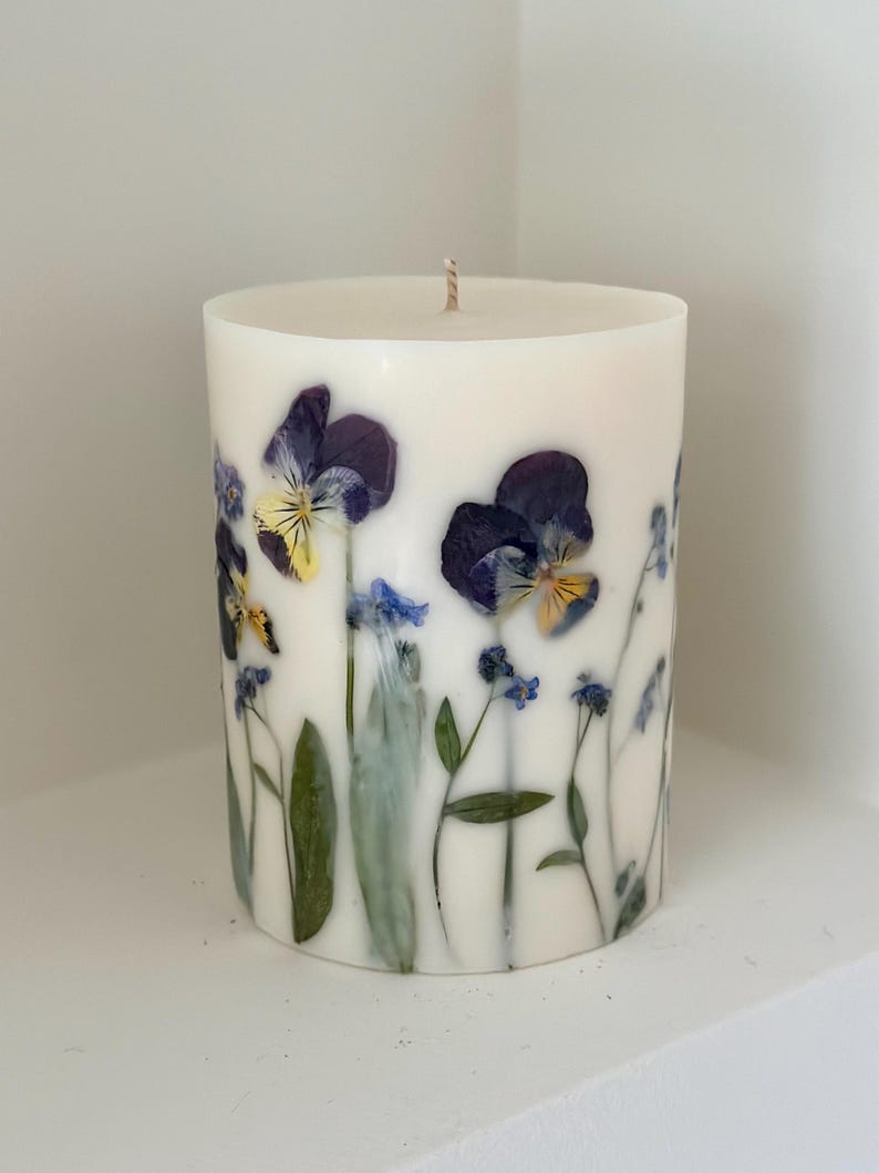 Gepresste Blume Stumpenkerze – Sojawachskerze mit echten Blumen, 9 x 7,5 cm