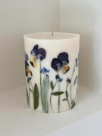 Gepresste Blume Stumpenkerze – Sojawachskerze mit echten Blumen, 9 x 7,5 cm