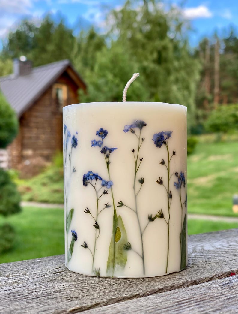 Gepresste Vergissmeinnicht Blumenkerze, Sojawachs-Stumpenkerze, 9 cm Höhe x 7,5 cm Breite