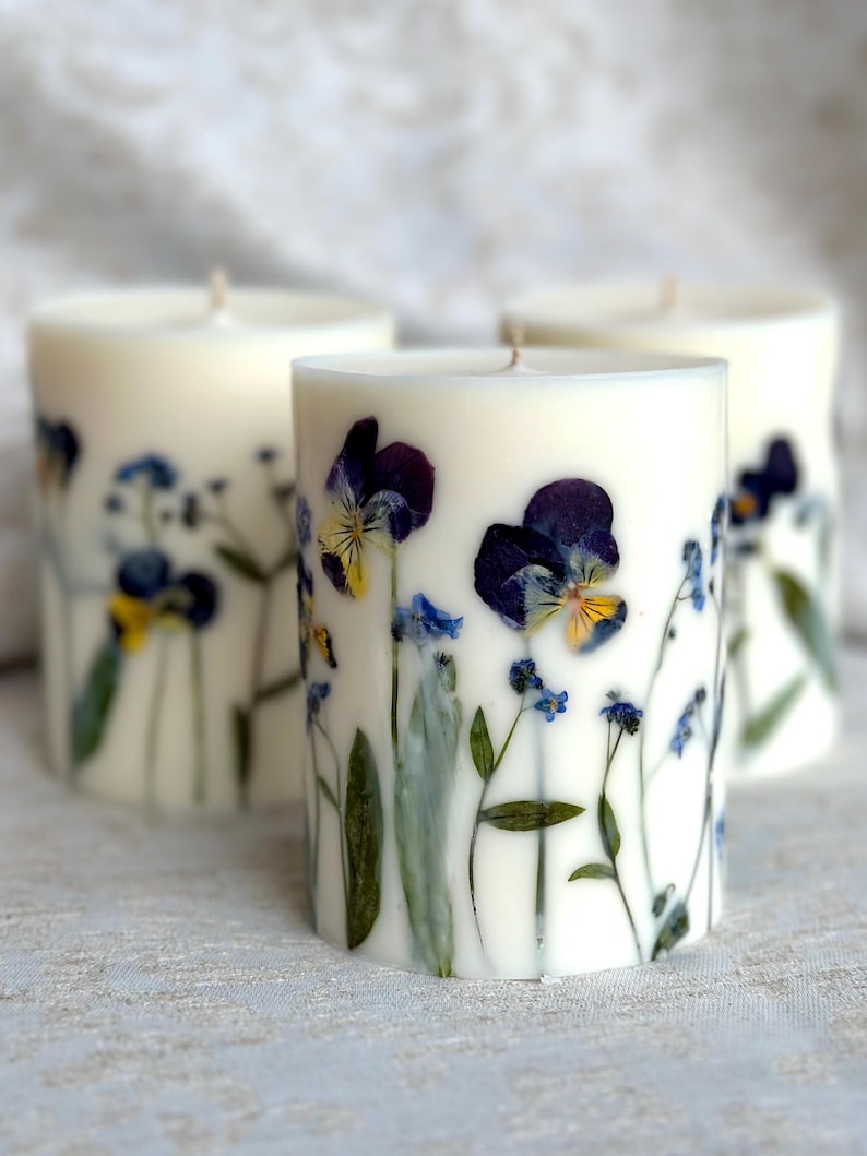 Gepresste Blume Stumpenkerze – Sojawachskerze mit echten Blumen, 9 x 7,5 cm