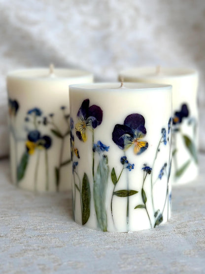 Gepresste Blume Stumpenkerze – Sojawachskerze mit echten Blumen, 9 x 7,5 cm