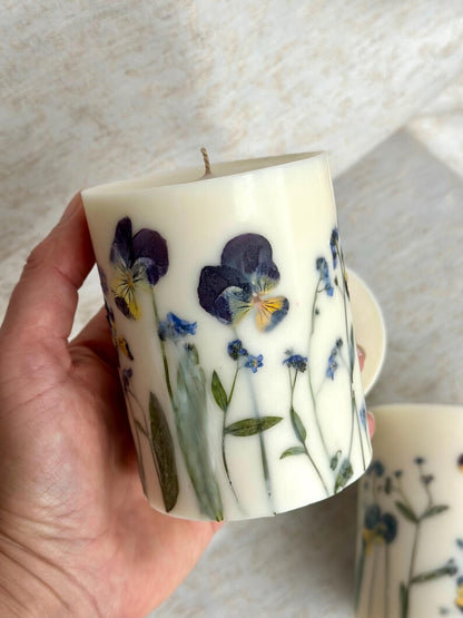 Gepresste Blume Stumpenkerze – Sojawachskerze mit echten Blumen, 9 x 7,5 cm