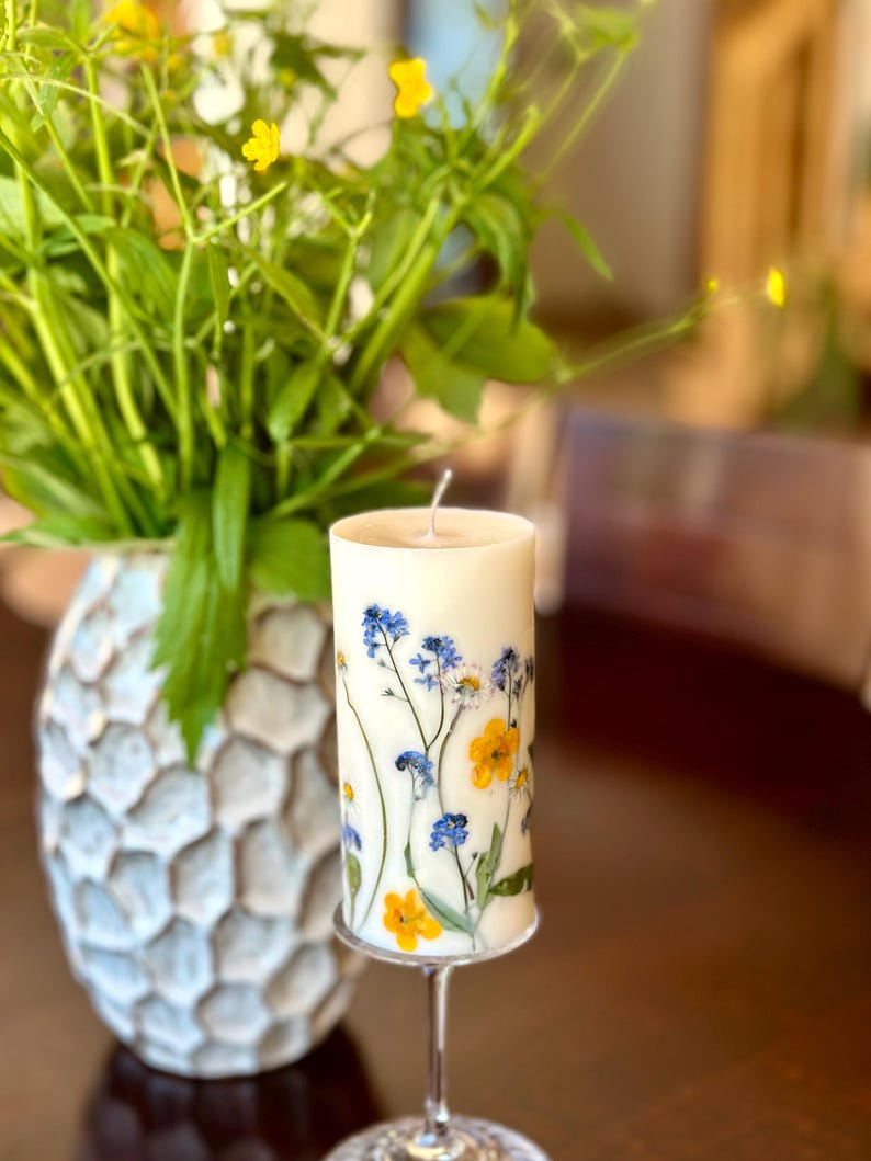 Sojakerze mit Blumenmuster, Duftkerze, 14 cm x 7 cm, 45–50 Stunden Brenndauer