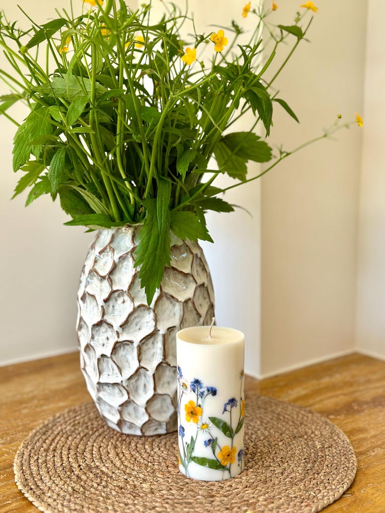 Sojakerze mit Blumenmuster, Duftkerze, 14 cm x 7 cm, 45–50 Stunden Brenndauer