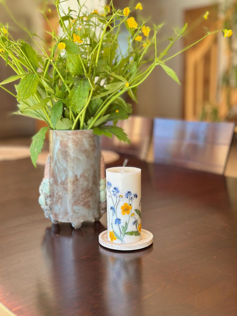 Sojakerze mit Blumenmuster, Duftkerze, 14 cm x 7 cm, 45–50 Stunden Brenndauer