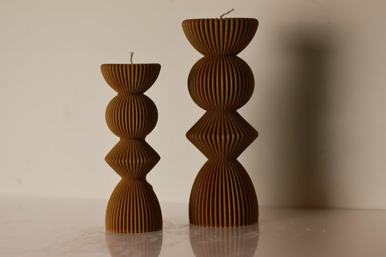 Übergroße gerippte Stumpenkerzen in zwei Größen - 17x7,5x6,3cm und 23x3x7cm