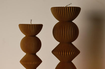 Übergroße gerippte Stumpenkerzen in zwei Größen - 17x7,5x6,3cm und 23x3x7cm