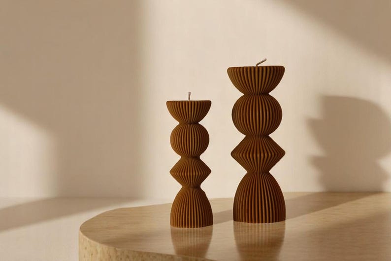 Übergroße gerippte Stumpenkerzen in zwei Größen - 17x7,5x6,3cm und 23x3x7cm