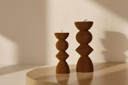 Übergroße gerippte Stumpenkerzen in zwei Größen - 17x7,5x6,3cm und 23x3x7cm