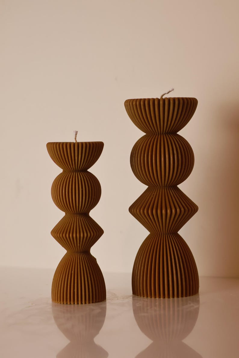 Übergroße gerippte Stumpenkerzen in zwei Größen - 17x7,5x6,3cm und 23x3x7cm