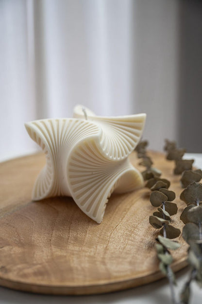 Geometrische Design Kerze aus Rapswachs, 9x9 cm, 445g, 15-18h Brenndauer, Skulptur Kerze