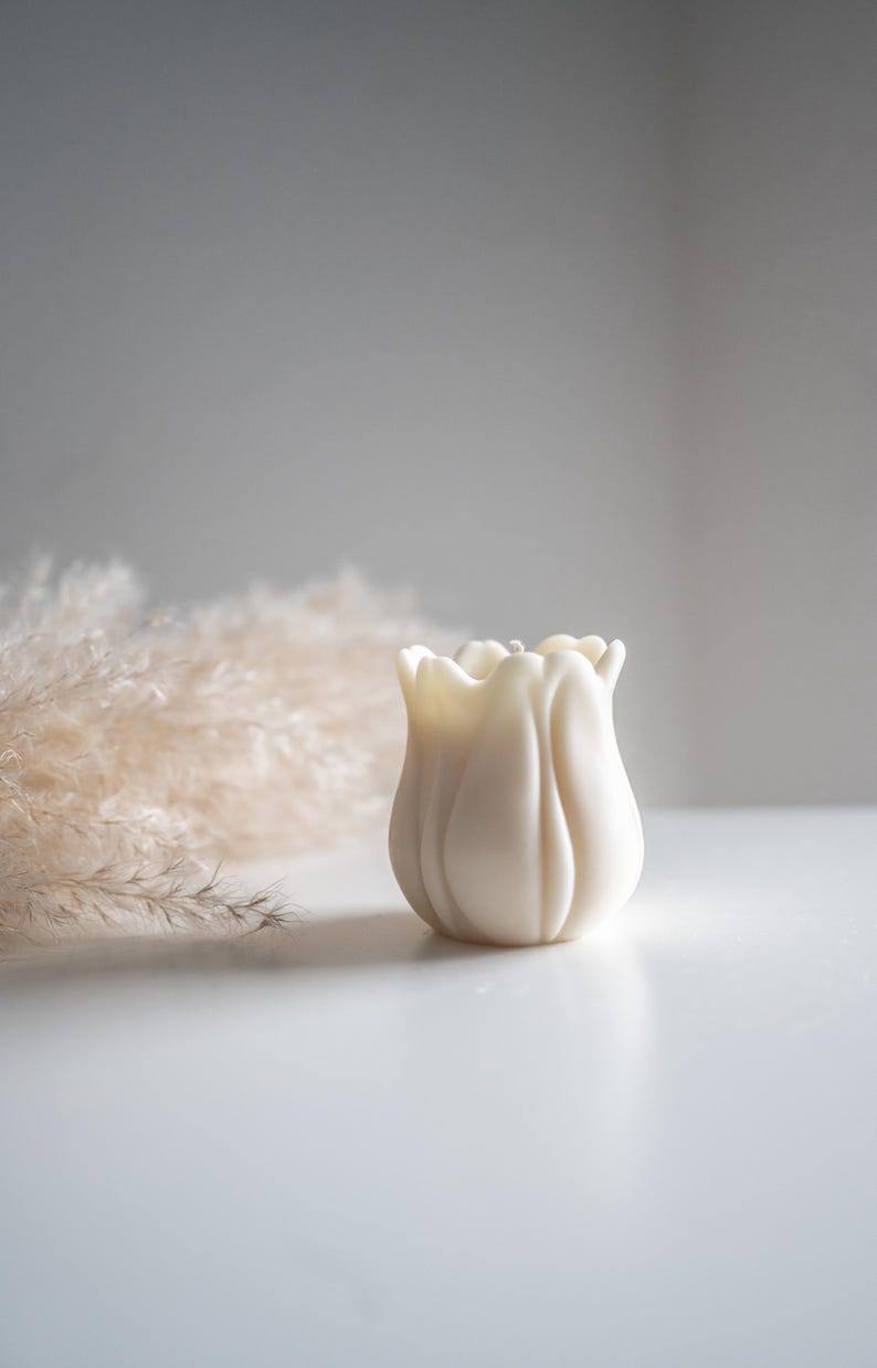 Cremeweiße Tulpenkerze aus Rapswachs - Minimalistische Deko, 7 cm Höhe, 6 cm Durchmesser