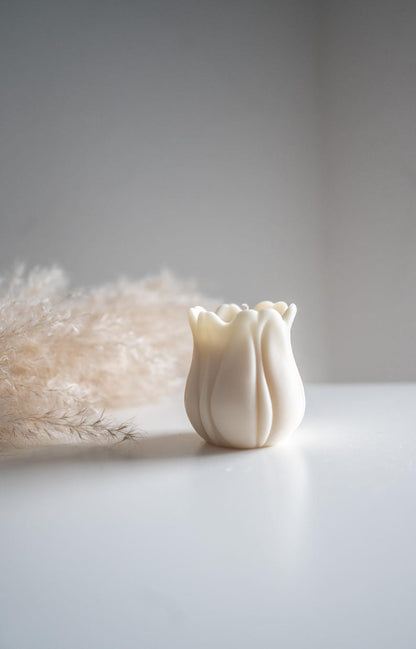 Cremeweiße Tulpenkerze aus Rapswachs - Minimalistische Deko, 7 cm Höhe, 6 cm Durchmesser