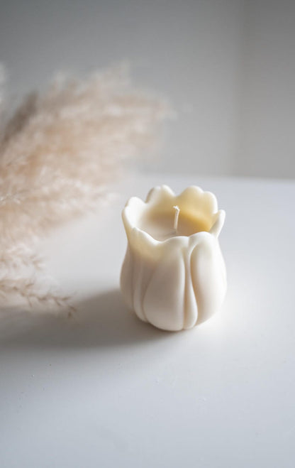 Cremeweiße Tulpenkerze aus Rapswachs - Minimalistische Deko, 7 cm Höhe, 6 cm Durchmesser