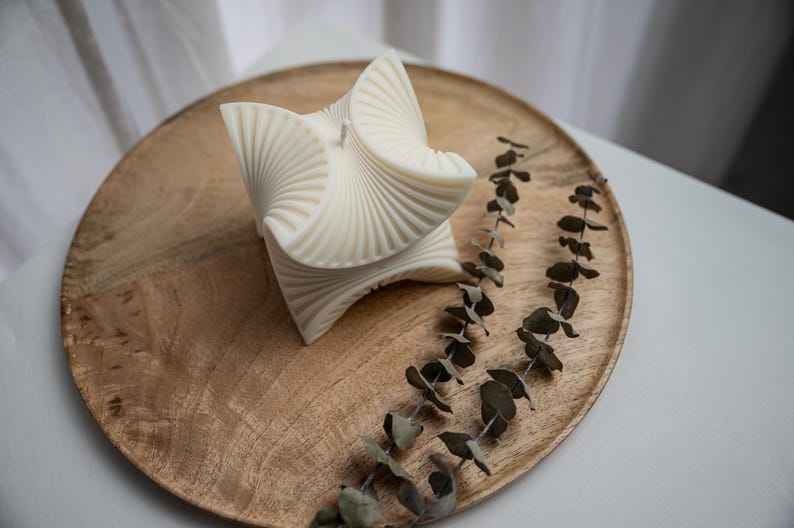 Geometrische Design Kerze aus Rapswachs, 9x9 cm, 445g, 15-18h Brenndauer, Skulptur Kerze