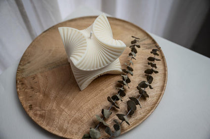 Geometrische Design Kerze aus Rapswachs, 9x9 cm, 445g, 15-18h Brenndauer, Skulptur Kerze